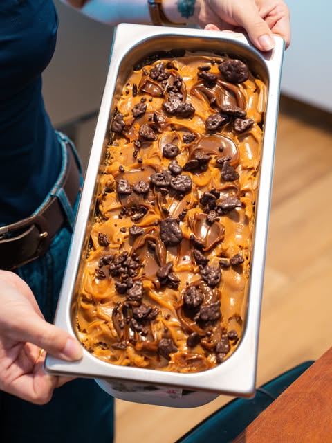 Gelato de caramelo com chocolate